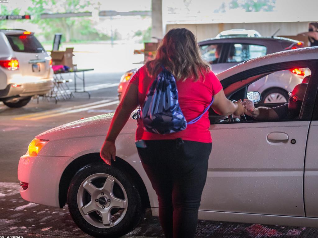 អំណោយតាមរយៈអ៊ីនធឺណិត: របៀបធ្វើការអនុវត្តន៍បច្ចេកវិទ្យាដើម្បីជួយដល់អ្នកត្រូវការនៅក្នុងសហគមន៍របស់អ្នក